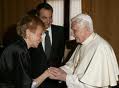 Un millar de españoles da la bienvenida a Benedicto XVI